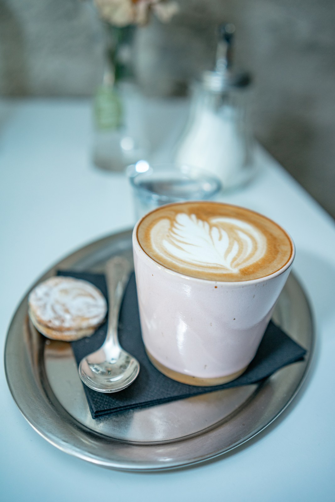 Cappuccino mit Latte Art, serviert im Bohnenblühn