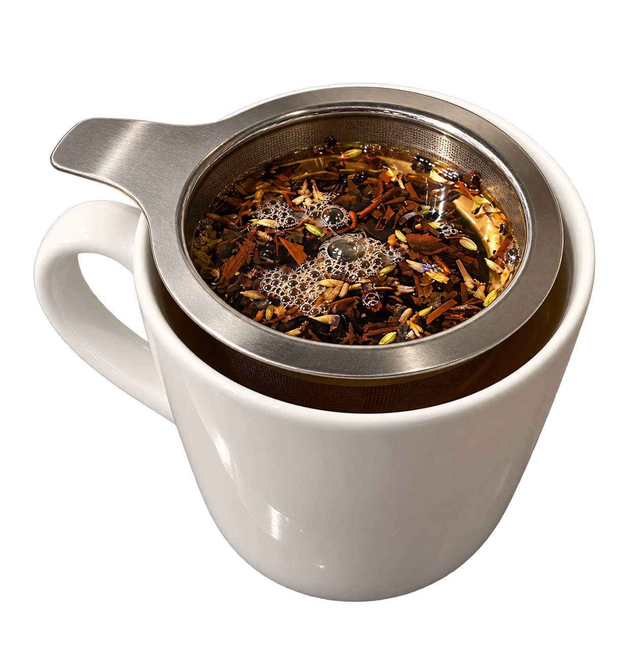 Tee serviert in der Tasse mit Teesieb
