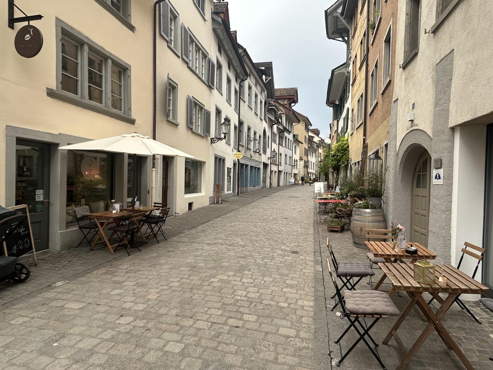 Blick durch die Webergasse auf das Café Bohnenblühn